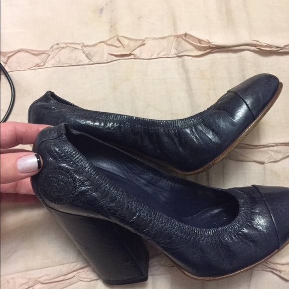 Authentic CHANEL  genuine leather shoes - used - Picture 6 of 10